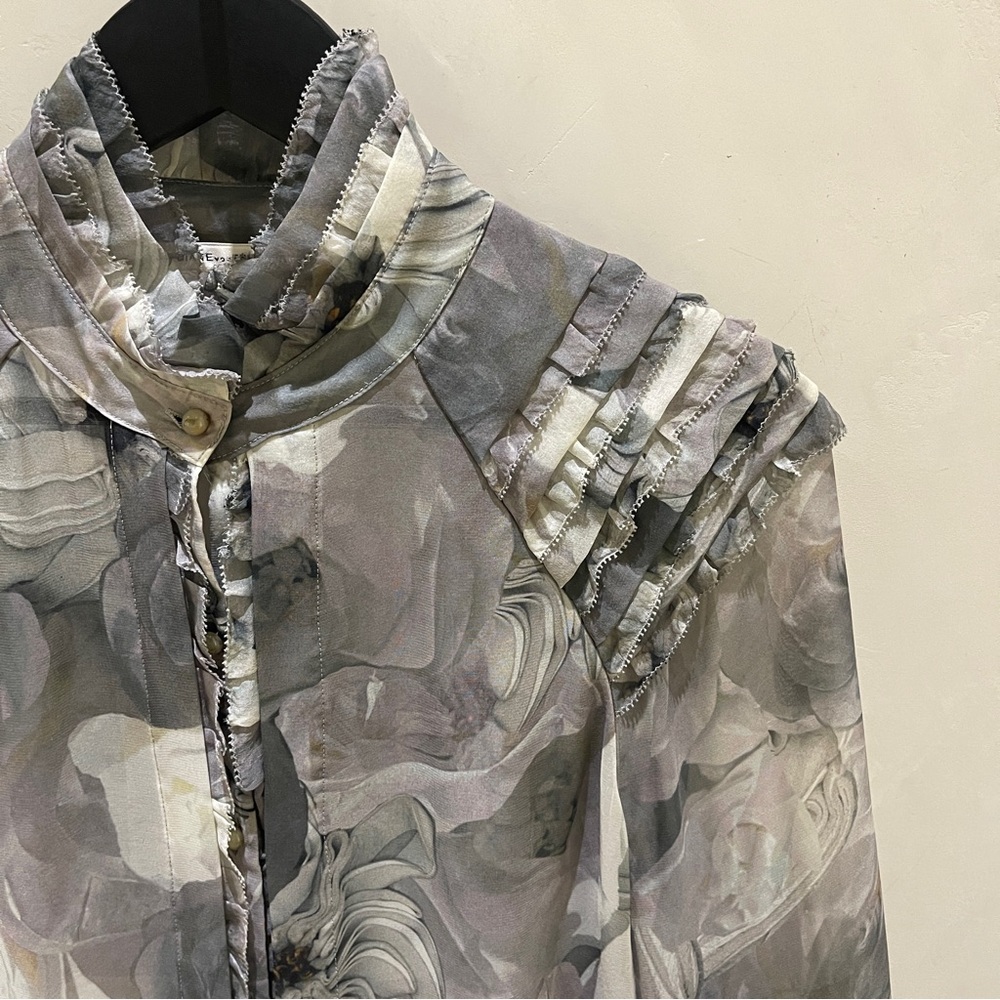 Diane von Furstenberg Grey Floral Blouse Beautiful Pleating, Sz 8 Small-Medium